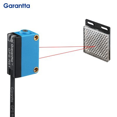 Senzor de tip retro reflectorizant